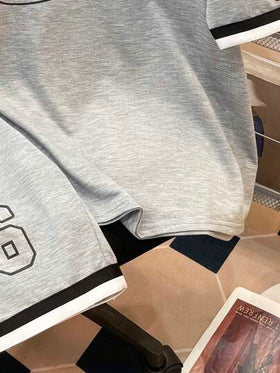 SHEIN مجموعة ملابس علوية أكمام قصيرة وشورت مطبوعة للمراهقين الأولاد مزينة بشريط ألوان متباينة، قطعة مريحة ورخوة وشاملة