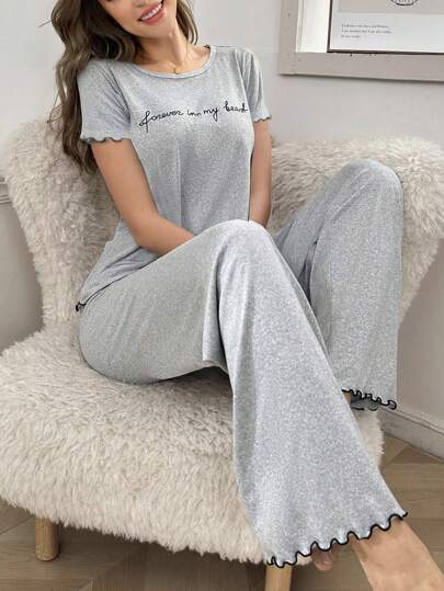 مجموعة بيجامة كاجوال للنساء ذات طبعة حرف بتصميم كشكش وتباين الألوان
