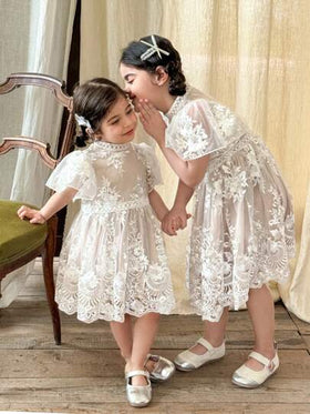 SHEIN فستان كيوت للفتيات الصغيرات مع رقبة مموجة من التول والتطريز الزهري