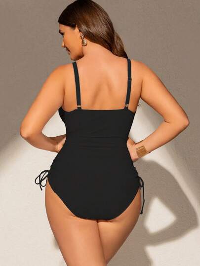 Swim Chiccia 1 قطعة من بدلة السباحة للمرأة ذات الحجم الكبير، من نسيج خاص، ذات رقبة عميقة على شكل حرف V، أشرطة قابلة للتعديل، حشوات قابلة للإزالة، طيات على الهيمة، خصر مربوط بسحاب، أنيقة وجذابة، مناسبة للأجازات والسباحة في الشاطئ