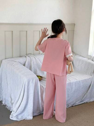 بيجاما مجموعة بيجامة للأطفال من فتاة مراهقة، تتكون من بنطال طويل وبلوزة بأكمام قصيرة مزينة بالدانتيل وياقة على شكل حرف V، مع أزرار. الإصدار 2 قطعة