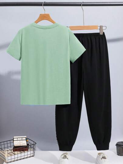 SHEIN مجموعة قميص كم قصير بطبعة حرفية وشورت بخصر مطاطي مع جيب، مناسبة للربيع والصيف والخريف، للعب في الخارج والمدرسة والشارع والحفلات والأوقات الحرة، أداء عالي الجودة والقيمة