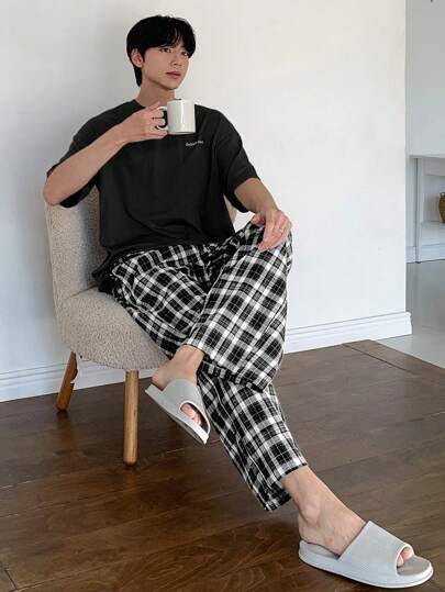 DAZY مجموعة بيجامة رجالية مكونة من تي شيرت مطبوع عليه حروف و شورت كاروهات للصيف رمضان