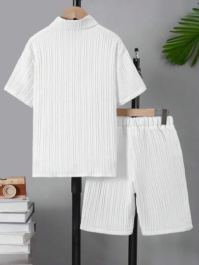 SHEIN جوتا بنطال قصير كاجوال وقميص مزخرف بطبعة ثلاثية الأبعاد مع ياقة للاطفال 2 قطعة