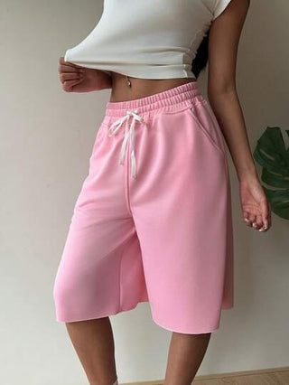 EZwear شورت برمودا بأرجل واسعة مافوق الركب مصنوع من القماش المافوق المبرشم بلون وردي فاتح، سادة بتصميم بسيط لإرتداء اليومي الكاجوال