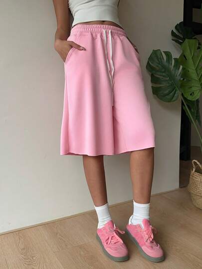 EZwear شورت برمودا بأرجل واسعة مافوق الركب مصنوع من القماش المافوق المبرشم بلون وردي فاتح، سادة بتصميم بسيط لإرتداء اليومي الكاجوال