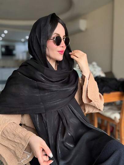 قطعة واحدة من الحجاب الناعم الأنيق والمصنوع من الحرير الناعم ذو اللون الأساسي الأنيق، حجاب محافظ بلون واحد مناسب للاستخدام اليومي مع الفساتين