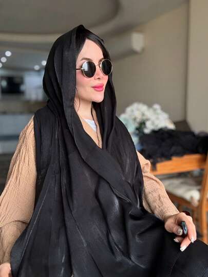 قطعة واحدة من الحجاب الناعم الأنيق والمصنوع من الحرير الناعم ذو اللون الأساسي الأنيق، حجاب محافظ بلون واحد مناسب للاستخدام اليومي مع الفساتين