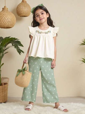 SHEIN Vintaside Kids طقم بناتي مطبوع بالفراشات: بلوزة بطرز أزهار وأكمام قبعة، بنطلون كاجوال واسع الساق مطبوع بتصميم الفراشات، طقم صيفي بطراز فينتاج عذب