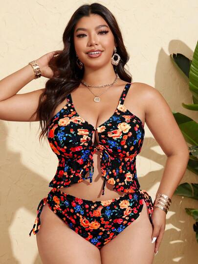 Swim Mod بدلة سباحة نسائية مقاس كبير، من قطعتين، قاعدتها باللون الأسود مع طبعات إزهار متناثرة، مع كشكشة في الصدر وربطة جانبية وفتحة جانبية، مناسبة للعطلات