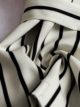 SHEIN LUNE بدلة متناسقة مكونة من جاكيت بلا أكمام ذو خصر ضيق مع شورت بخطوط ملونة