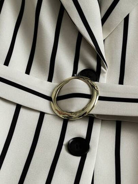 SHEIN LUNE بدلة متناسقة مكونة من جاكيت بلا أكمام ذو خصر ضيق مع شورت بخطوط ملونة