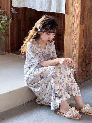 بيجاما فستان نوم طويل مزخرف باللون الأزرق بطبعات الأزهار وأشرطة الحرير والكشكشة والفيونكة في الرقبة المنخفضة للفتيات المراهقات