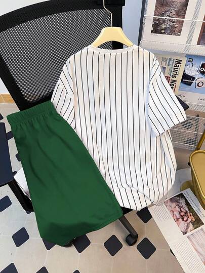 SHEIN مجموعة تي شيرت أكمام قصيرة و شورت مناسبة للمراهقين الأولاد، طراز مدرسي رياضي بسيط وعملي وناعم، مناسبة للارتداء اليومي، للمدرسة، للخارج، للرياضة، بتصميمات شريطية، لحفلات المناسبات