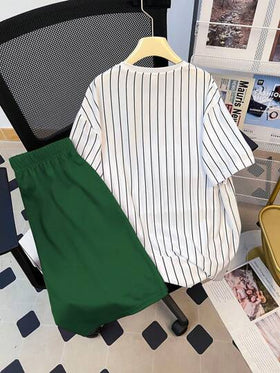 SHEIN مجموعة تي شيرت أكمام قصيرة و شورت مناسبة للمراهقين الأولاد، طراز مدرسي رياضي بسيط وعملي وناعم، مناسبة للارتداء اليومي، للمدرسة، للخارج، للرياضة، بتصميمات شريطية، لحفلات المناسبات