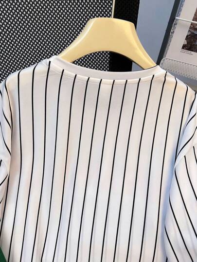 SHEIN مجموعة تي شيرت أكمام قصيرة و شورت مناسبة للمراهقين الأولاد، طراز مدرسي رياضي بسيط وعملي وناعم، مناسبة للارتداء اليومي، للمدرسة، للخارج، للرياضة، بتصميمات شريطية، لحفلات المناسبات