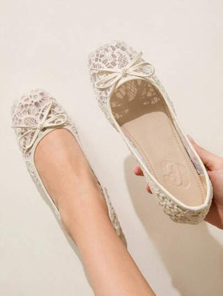 CUCCOO CHICEST أحذية نسائية أنيقة ذات رؤوس مستديرة وكعب مسطح، من خامة الدانتيل والشبك اللون البيج ، مزينة بفيونكة، تصميم أنثوي أنيق بسيط