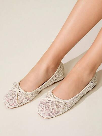 CUCCOO CHICEST أحذية نسائية أنيقة ذات رؤوس مستديرة وكعب مسطح، من خامة الدانتيل والشبك اللون البيج ، مزينة بفيونكة، تصميم أنثوي أنيق بسيط