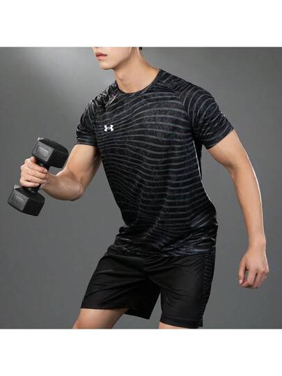 Under Armour تي شيرت أكمام قصيرة يناسب الجنسين ، قميص تدريب كرة قدم و رياضات المشي والجري والتمارين الرياضية ذو تصميم مُنفِّس ، إصدارات جديدة لصيف 2025 ، الرقم المرجعي: 24500510-001