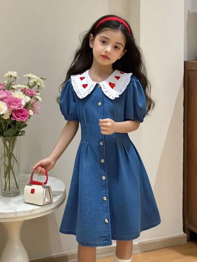 SHEIN Vintaside Kids فستان جينز للبنات بغسيل فاتح، تصميم مطرز بشكل قلب مرح، مناسب للارتداء اليومي وعصري