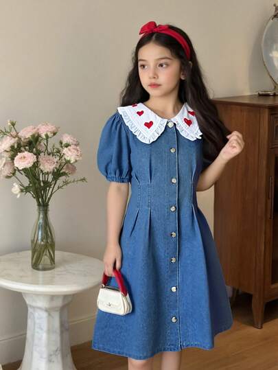 SHEIN Vintaside Kids فستان جينز للبنات بغسيل فاتح، تصميم مطرز بشكل قلب مرح، مناسب للارتداء اليومي وعصري