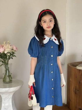 SHEIN Vintaside Kids فستان جينز للبنات بغسيل فاتح، تصميم مطرز بشكل قلب مرح، مناسب للارتداء اليومي وعصري