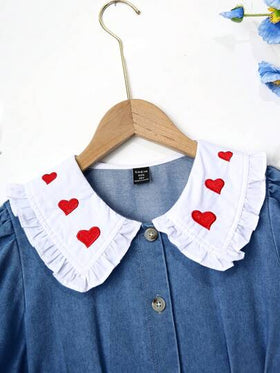 SHEIN Vintaside Kids فستان جينز للبنات بغسيل فاتح، تصميم مطرز بشكل قلب مرح، مناسب للارتداء اليومي وعصري