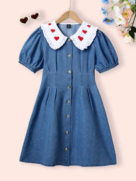 SHEIN Vintaside Kids فستان جينز للبنات بغسيل فاتح، تصميم مطرز بشكل قلب مرح، مناسب للارتداء اليومي وعصري