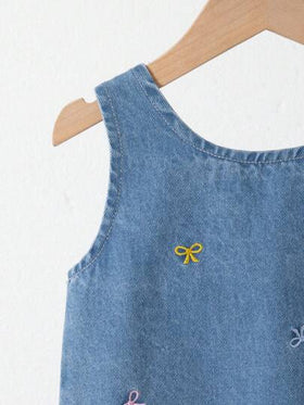 SHEIN فستان جينز أكمام بلا أكمام للبنات بزخرفة تطريز فراشة، عصري، أنيق، جميل، رقبة على شكل حرف V ، قصة A-Line، مريح، يمكن ارتداؤه بمفرده أو مع تي شيرت