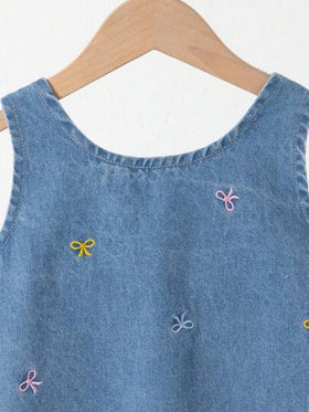 SHEIN فستان جينز أكمام بلا أكمام للبنات بزخرفة تطريز فراشة، عصري، أنيق، جميل، رقبة على شكل حرف V ، قصة A-Line، مريح، يمكن ارتداؤه بمفرده أو مع تي شيرت