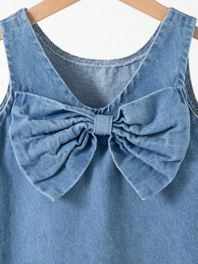 SHEIN فستان جينز أكمام بلا أكمام للبنات بزخرفة تطريز فراشة، عصري، أنيق، جميل، رقبة على شكل حرف V ، قصة A-Line، مريح، يمكن ارتداؤه بمفرده أو مع تي شيرت