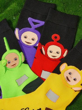 Teletubbies X SHEIN 4 أزواج من الجوارب القطنية الملونة الناعمة والمنفسة، إزالة الرطوبة، ذات تصميم كرتوني جذاب، لمنتصف الساق، مقوية للكعب للمتانة، وحيدة الجنس للرجال والنساء، مناسبة لكافة المواسم ومتناسقة مع كافة الملابس