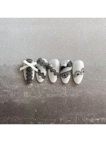 4 قطع ملصقات أظافر ثلاثية الأبعاد، دانتيل باروك أسود وأبيض، رسوم فاخرة من الفضة والذهب لفن الأظافر بتصميمات أنيقة من الورود والخطوط المستقيمة والزخرفة الفاخرة، مناسبة للنساء والفتيات للعناية اليدوية بالأظافر