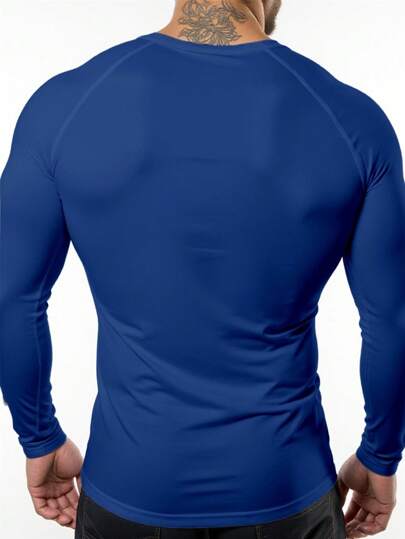 Manfinity Sport Corelite قميص رياضي بياقة مستديرة، بأكمام طويلة وطباعة جرافيكية للرجال، ملابس رياضية زرقاء لركض والسراويل والخزانات