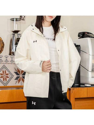 Under Armour جاكيت رياضي كاجوال مريح وعملي مع كابوشون للنساء 23600402-101