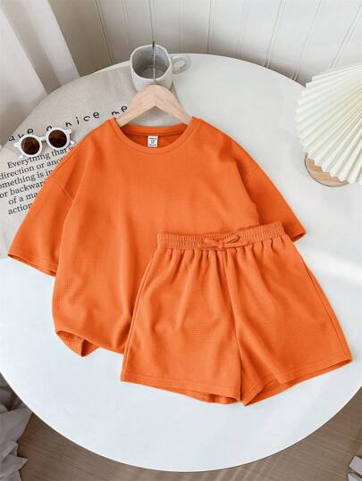 girls-sets طقم تي شيرت وشورت ذو ياقة دائرية بأكمام قصيرة ولون كتان مصنوع من نسيج مطرز لفتيات ما بين الطفولة والمراهقة، مناسب لمهرجان الموسيقى