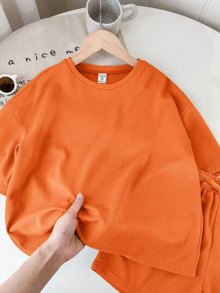 girls-sets طقم تي شيرت وشورت ذو ياقة دائرية بأكمام قصيرة ولون كتان مصنوع من نسيج مطرز لفتيات ما بين الطفولة والمراهقة، مناسب لمهرجان الموسيقى