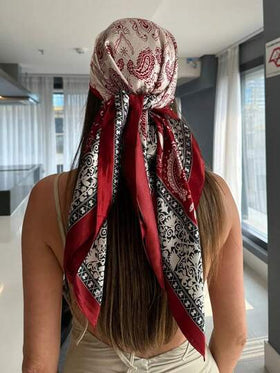 وشاح مربع كبير من الساتان بطول 90 سم، بطبعة البيضاء والحمراء للنساء، ناعم وحريري، يمكن استخدامه كعصابة للرأس أو وشاح للرقبة، مناسب للفساتين