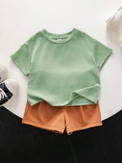 SHEIN طقم بلوزة كاجوال بأكمام قصيرة بطباعة حرف كبير وشورت فضفاض مريح للأولاد الصغار ، مناسب للارتداء اليومي، الرياضة، اللعب، الحفلات، التصوير، العطلات ، الربيع والصيف، 2 قطعة/مجموعة