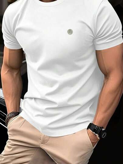 Manfinity Homme تي شيرت كاجوال مطبوع بالحروف ذو رقبة دائرية وأكمام قصيرة مناسب للرجال
