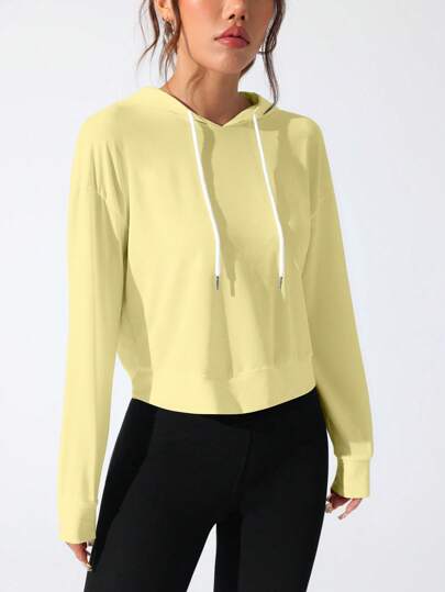 SHEIN Sovereign Charm بلوزة رياضية بغطاء للرأس وأكمام طويلة مع طبعات حروف للنساء