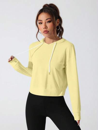 SHEIN Sovereign Charm بلوزة رياضية بغطاء للرأس وأكمام طويلة مع طبعات حروف للنساء