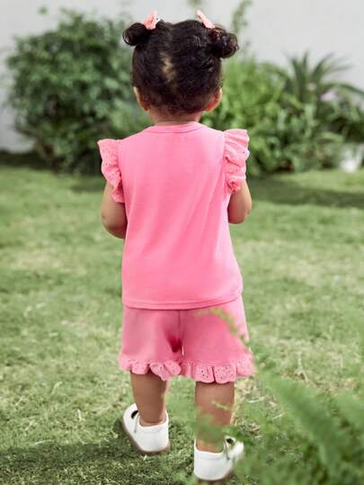 Cozy Pixies مجموعة من قطعتين لطفلة، ملابس علوية كروشيه بأكمام قصيرة وطباعة حروف والشورت بخصر مطاطي