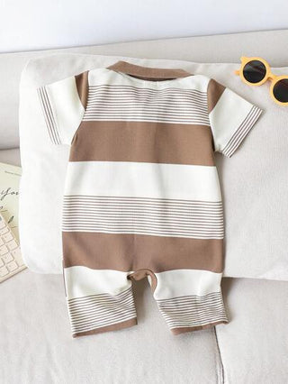 SHEIN رومبير بنمط الدب قصيرة الأكمام للأطفال الرضع الصبيان في فصل الصيف ذات خطوط بياقة، قصة فضفاضة، مناسبة للأنشطة الخارجية للأطفال، والملابس الرياضية، والألعاب اليومية
