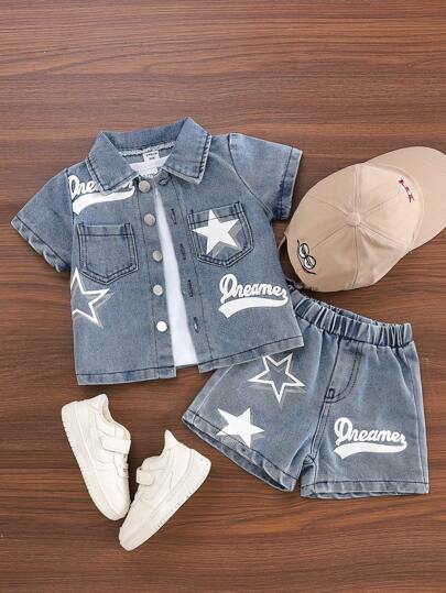 SHEIN Playful Pals 2 قطعة/طقم قميص أطفال أولاد قصير الأكمام مطبوع بالنجوم والحروف مع طوق وأزرار ، شورت جينز مطاطي الخصر ، راحة ولطيف صيفي بطراز كلاسيكي