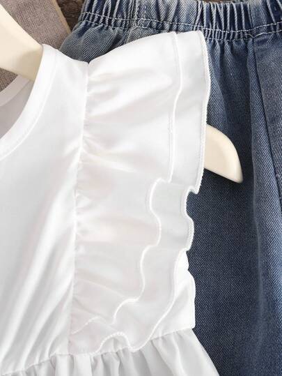 SHEIN Genkimix Kids مجموعة قميص كاجوال مكشكش بلا أكمام وبنطلون جينز مدبب عصري للبنات ،2 قطعة / طقم