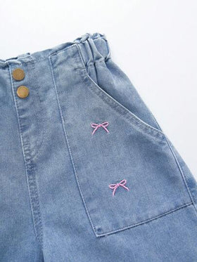 SHEIN بناطيل جينز كاجوال بتفصيل مريح مع قصات غسيل فاتحة للبنات في طراز Y2K ، مزينة برسمة فراشة مطرزة، متعددة الاستخدامات وعصرية للارتداء اليومي