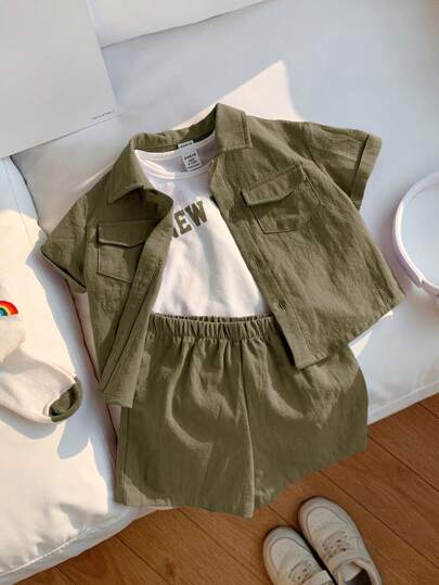 SHEIN مجموعة 3 قطع للأطفال الصغار من الأولاد والبنات، سترة قصيرة الأكمام مع تصميم طوق باللون البنفسجي والأبيض، شورت ذو خصر مرن، وقميص أكمام بلا أكمام مزخرف بطباعة حرفية باللون الأبيض، مناسبة للعطلات والكاجوال والرياضة وملابس متعددة الاستخدامات
