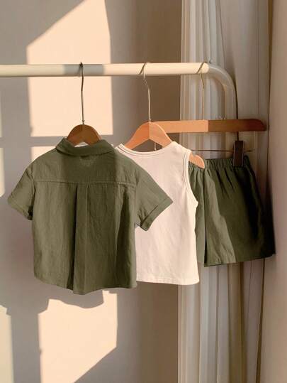 SHEIN مجموعة 3 قطع للأطفال الصغار من الأولاد والبنات، سترة قصيرة الأكمام مع تصميم طوق باللون البنفسجي والأبيض، شورت ذو خصر مرن، وقميص أكمام بلا أكمام مزخرف بطباعة حرفية باللون الأبيض، مناسبة للعطلات والكاجوال والرياضة وملابس متعددة الاستخدامات