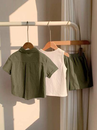 SHEIN مجموعة 3 قطع للأطفال الصغار من الأولاد والبنات، سترة قصيرة الأكمام مع تصميم طوق باللون البنفسجي والأبيض، شورت ذو خصر مرن، وقميص أكمام بلا أكمام مزخرف بطباعة حرفية باللون الأبيض، مناسبة للعطلات والكاجوال والرياضة وملابس متعددة الاستخدامات